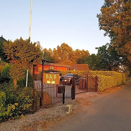Het Zwanennest Bed & Breakfast Lienden