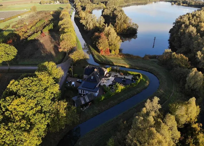 Het Zwanennest לינה וארוחת בוקר 3*